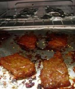 黑椒蜜汁烤豬扒的做法 黑椒蜜汁烤豬扒的做法