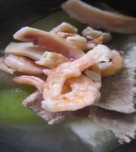 節(jié)瓜魷魚蝦干湯的做法 節(jié)瓜魷魚蝦干湯的做法