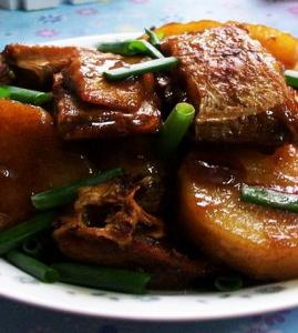 土豆燒橡皮魚的做法 土豆燒橡皮魚的做法