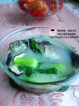 鯽魚(yú)青菜湯的做法 鯽魚(yú)青菜湯的做法