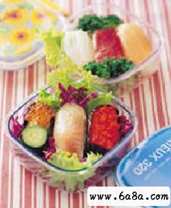 生魚(yú)片壽司便當(dāng)?shù)淖龇? title=