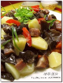 木耳土豆炒熏腸的做法 木耳土豆炒熏腸的做法