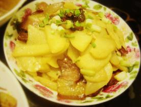 醬肉爆土豆片的做法 醬肉爆土豆片的做法
