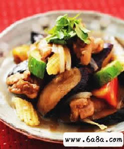 綠咖哩炒雞肉茄子的做法 綠咖哩炒雞肉茄子的做法
