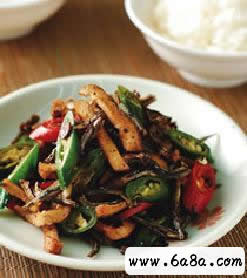 青紅椒炒小魚干的做法 青紅椒炒小魚干的做法