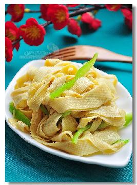 團年菜之尖椒干豆腐的做法 團年菜之尖椒干豆腐的做法