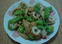 青椒炒魚(yú)餅的做法 青椒炒魚(yú)餅的做法