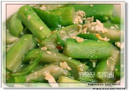 青椒咸蛋炒絲瓜的做法 青椒咸蛋炒絲瓜的做法