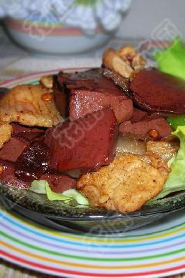 肉片炒血豆腐的做法 肉片炒血豆腐的做法