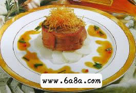 帕爾瑪火腿卷肉眼配紅胡椒粒汁的做法 帕爾瑪火腿卷肉眼配紅胡椒粒汁的做法