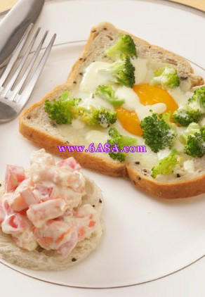 面包煎蛋配番茄鮮蝦沙拉的做法 面包煎蛋配番茄鮮蝦沙拉的做法