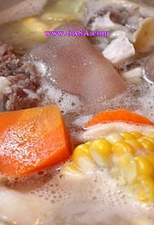 胡蘿卜玉米豬腳湯的做法 胡蘿卜玉米豬腳湯的做法
