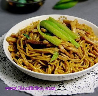 鮮蘑菇燜烏冬面的做法 鮮蘑菇燜烏冬面的做法