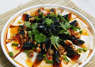 香辣皮蛋拌豆腐的做法 香辣皮蛋拌豆腐的做法