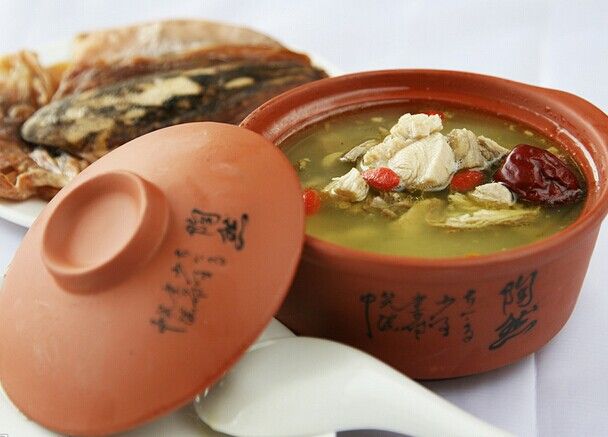 家常菜墨魚(yú)燉雞的做法 家常菜墨魚(yú)燉雞的做法